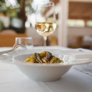 Mangiare bene spendendo il giusto: i 13 ristoranti più convenienti in Campania