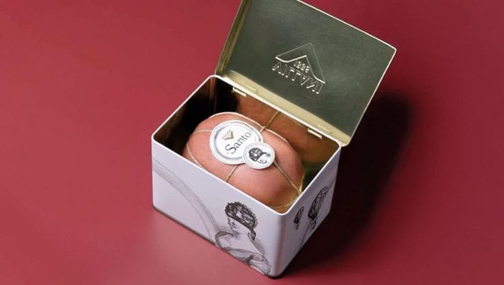 La Mortadella diventa glamour e a Milano finisce nella vetrina della boutique