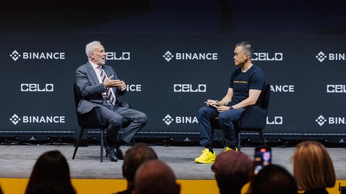Peter Schiff (a sinistra) e Changpeng Zhao