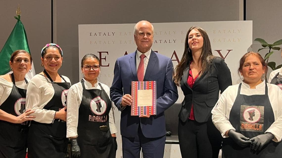 L'ambasciatore peruviano  Manuel José Antonio Souza con Evelyn Pereira e alcune donne di Ninakilla
