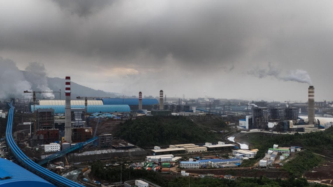 Una veduta del Indonesia Morowali Industrial Park (IMIP) dove vengono prodotte celle voltaiche per le batterie. In alcuni punti della città di Labota le concentrazioni di Nickel nell'aria sono 65 volte superiori al limite. (Stefano Sbrulli / Source International)