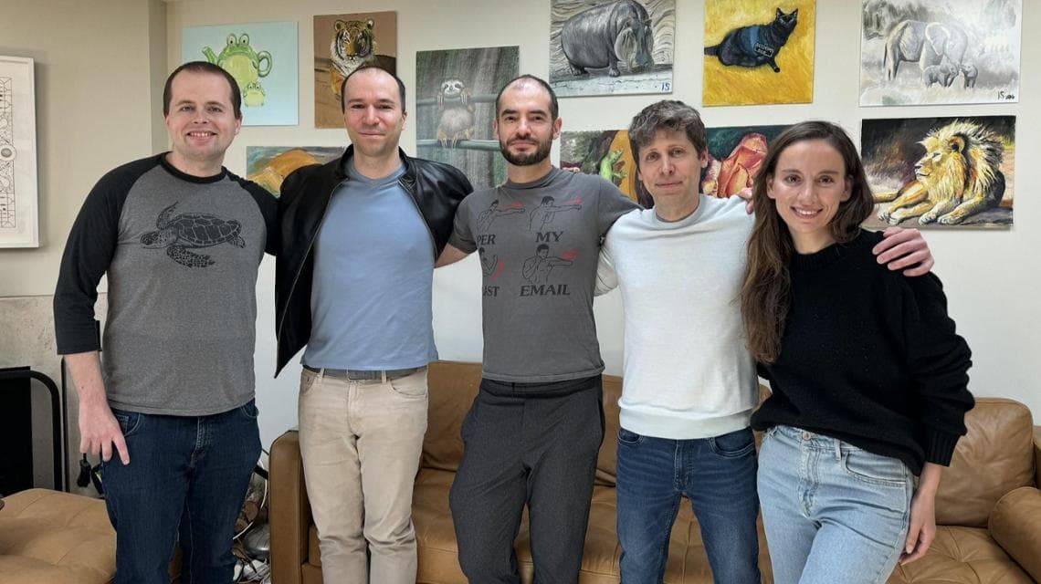 L'abbraccio dei protagonisti dell'ascesa di OpenAI, insieme ad Altman ci sono Greg Brockman, Ilya Sutskever e Mira Murati