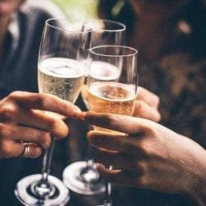 Gli italiani lo fanno meglio: a Natale si brinda con Franciacorta e Alta Langa. Champagne -12%