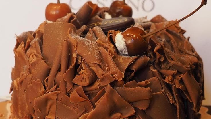 La Pasticceria Castino compie cent’anni: la Torta Zurigo è il simbolo di un’arte senza tempo