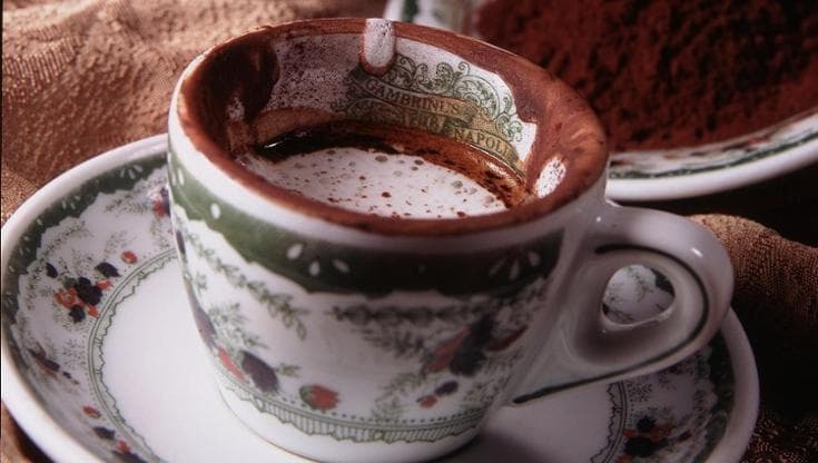 Tra caffè e pasticcerie alla scoperta della Napoli più poetica e letteraria