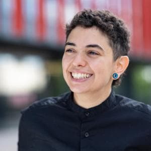 Diana Anselmo: “Nascondevo la sordità con i capelli lunghi, ora la porto in scena”
