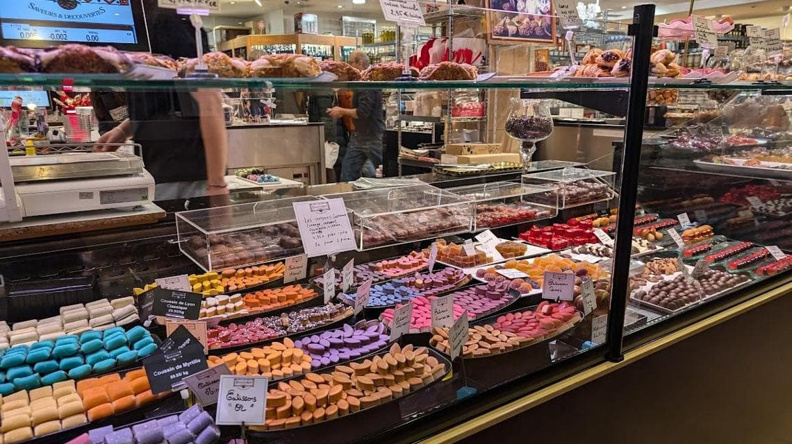 Dolci gustosi e colorati nel mercato Paul Bocuse a Lione (@LaraLoreti)