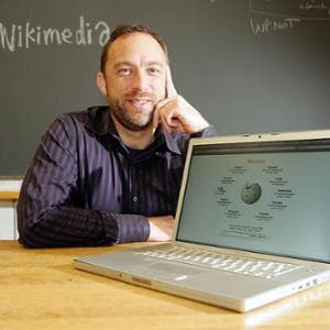 Wikipedia compie 25 anni: l’enciclopedia che ha insegnato al web a fidarsi (di nuovo) delle persone