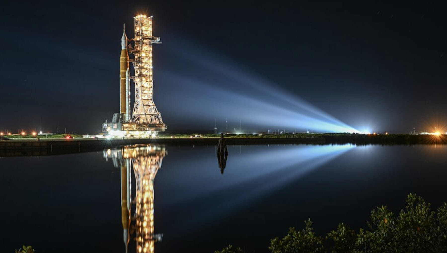 月へ帰る巨大ロケットのゆっくりとした厳粛な旅が始まる