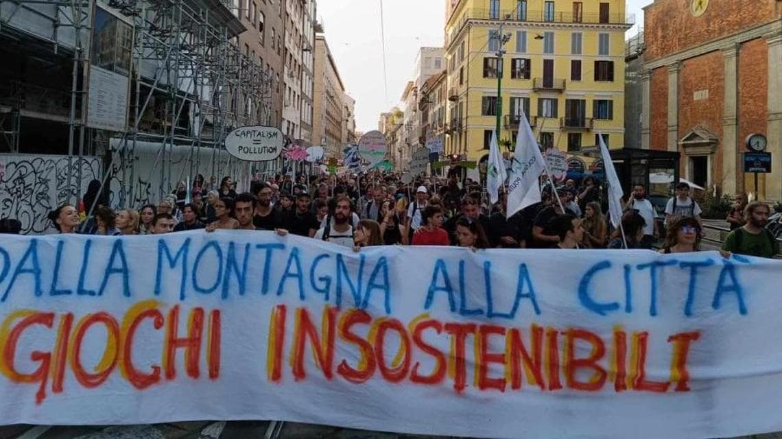 Una delle proteste degli ambientalisti a Milano contro le Olimpiadi