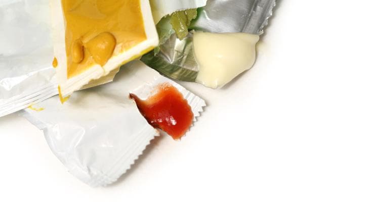 Vietate le buste di ketchup e maionese: le nuove regole europee