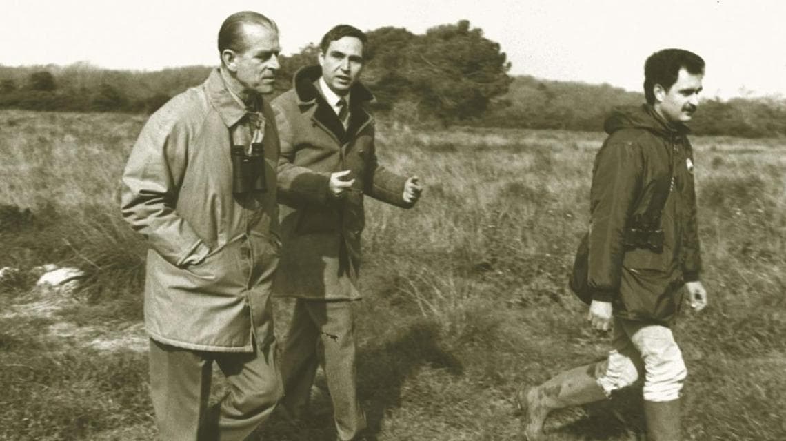 In una foto in bianco e nero Pratesi al Parco nazionale d'Abruzzo negli anni 70 con il principe Filippo di Edimburgo primo presidente di WWF International