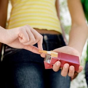 20 yaş altında başlayan sigaranın çok büyük toksik etkisi vardır. İnme ve kalp krizi riskinin iki katı