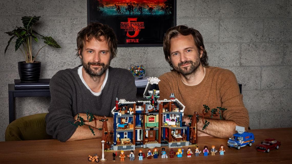 I fratelli Duffer, autori di Stranger Things, insieme al set LEGO Icons
