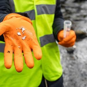 Mikroplastikler sularımızı zehirli tuzaklara dönüştürüyor