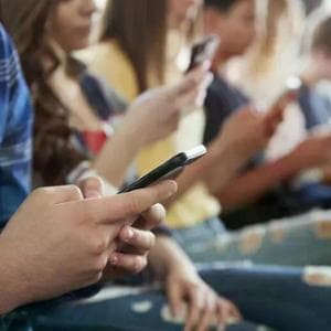 Vietare i social ai ragazzi è facile ma dovremmo imparare a stare veramente con loro