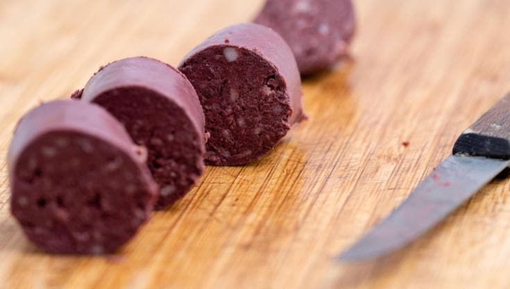 Ancestrali, amate e (spesso) vietate: le ricette a base di sangue che ci raccontano chi eravamo