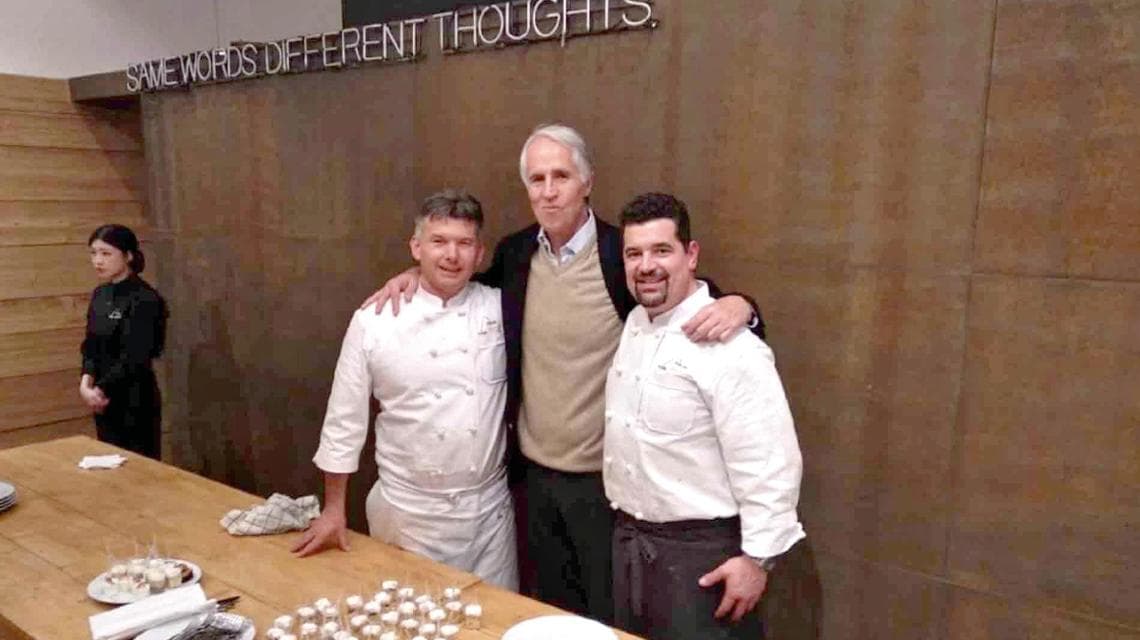 Giovanni Malagò, presidente della Fondazione Milano Cortina 2026, assieme agli chef protagonisti alle Olimpiadi invernali