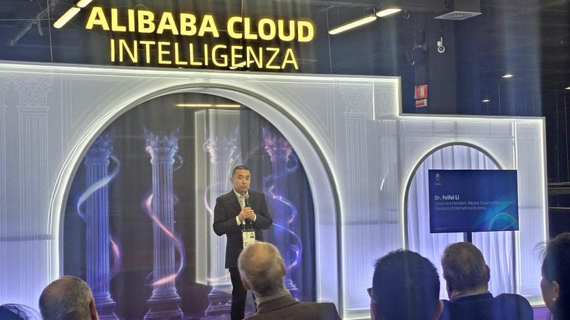 Feifei Li durante la cerimonia di Alibaba alla vigilia dei Giochi di Milano Cortina