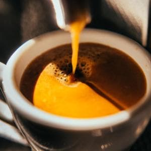 Caffè e tè possono proteggere dalla demenza (ma solo se contengono caffeina)