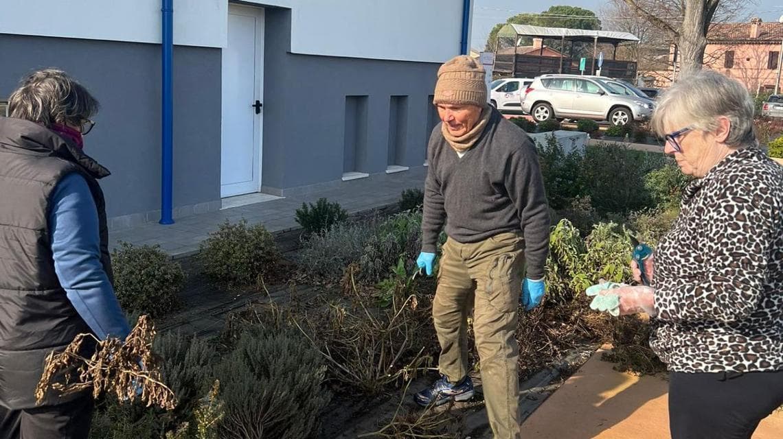 I pazienti sistemano le piante al Prime Center di Cesena