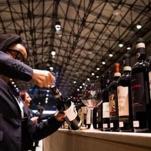 Vino toscano, meno volumi ma più qualità. Crescono gli acquisti dei millennial
