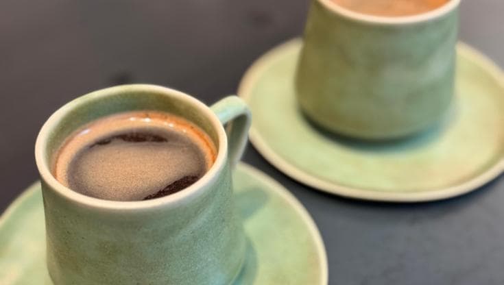 Quella tazzina che non ha fretta: il ritorno del caffè all’ibrik