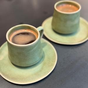 Quella tazzina che non ha fretta: il ritorno del caffè all’ibrik