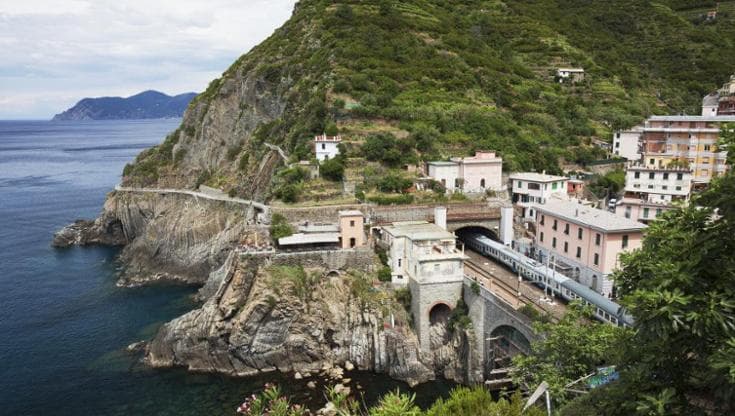 La linea ferroviaria delle Cinque Terre, a Rio Maggiore, in Liguria (Getty Images)
