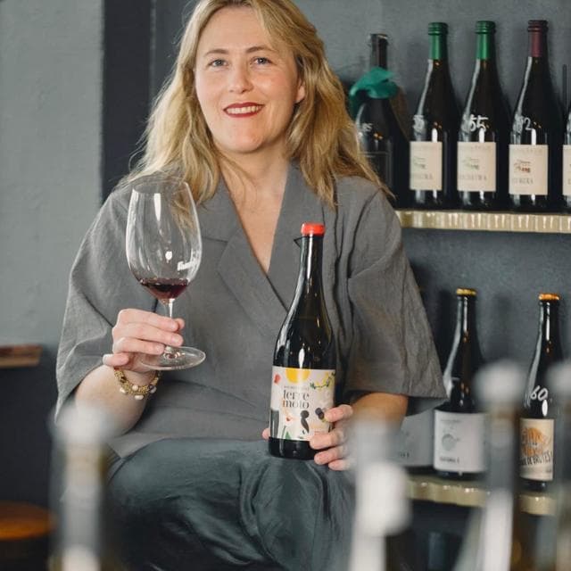 Amelia Birch, che vende solo vini prodotti da donne: “Così è nata la mia enoteca”