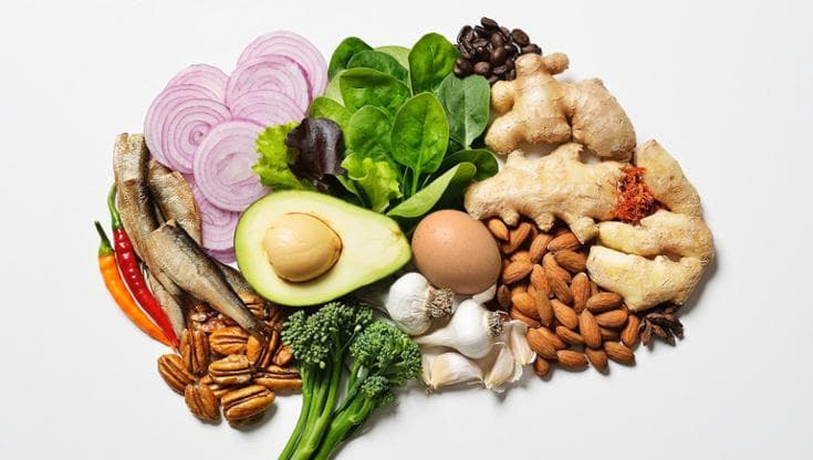 La salute del cervello inizia a tavola: mangiare sano protegge dal declino cognitivo