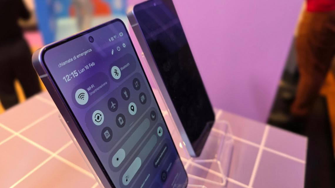Due Galaxy S26 Ultra, entrambi con schermo attivo: solo quello a destra ha il Privacy Display in funzione