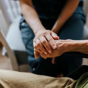 Caregiver familiari, il Paese che cura in silenzio: 7 milioni di storie tra fatica e responsabilità