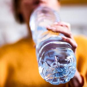 Microplastiche: ce ne sono di più nella bottiglietta che nel rubinetto