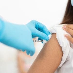 Vaccini, ok dell’Ema al primo combinato contro Covid e influenza