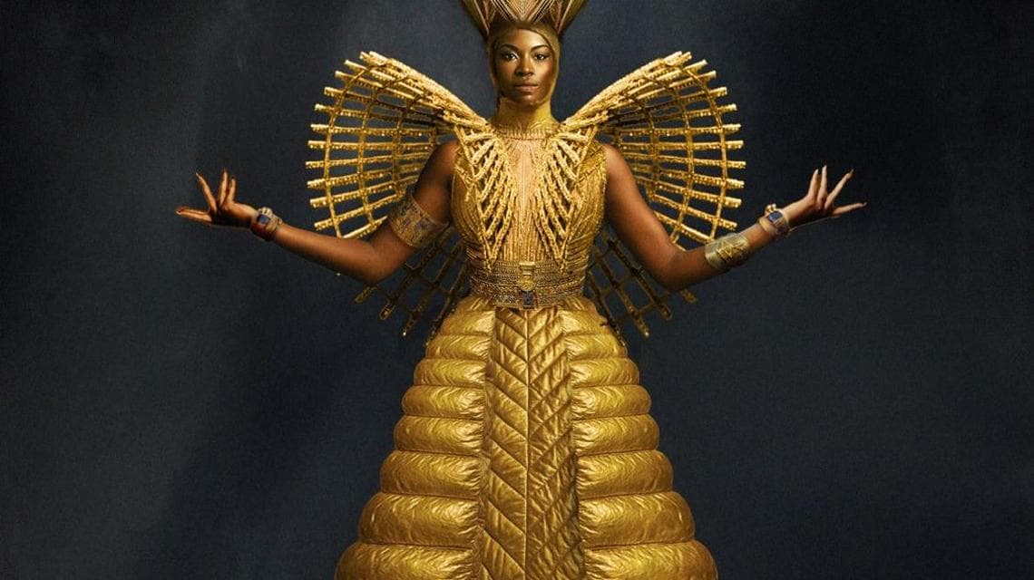 Il costume di Aida realizzato con le coperte termiche utilizzate nelle operazioni di soccorso