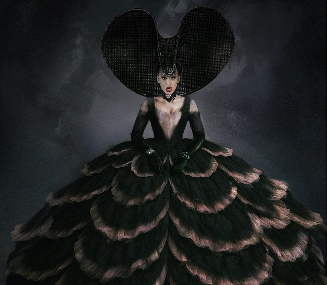 Il costume creato da Ciammitti per la Dama delle camelie con trine stinte e tulle lacerato
