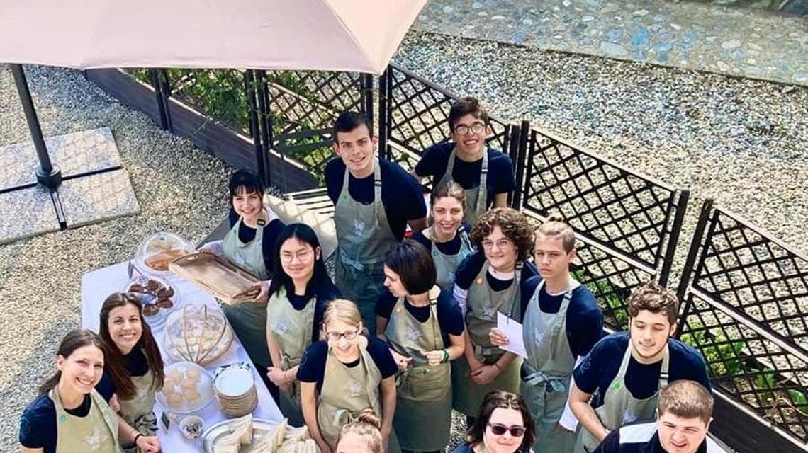 Marco (il primo a destra) al lavoro