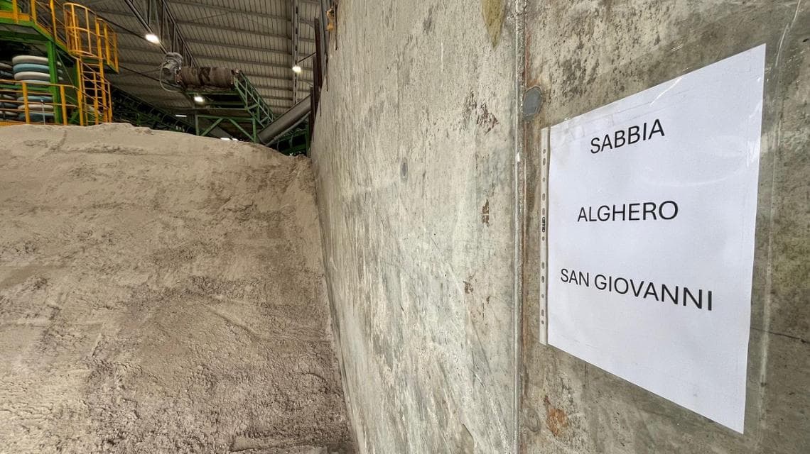 La sabbia viene riportata nel luogo di provenienza per mantenere gli equilibri naturali della spiaggia
