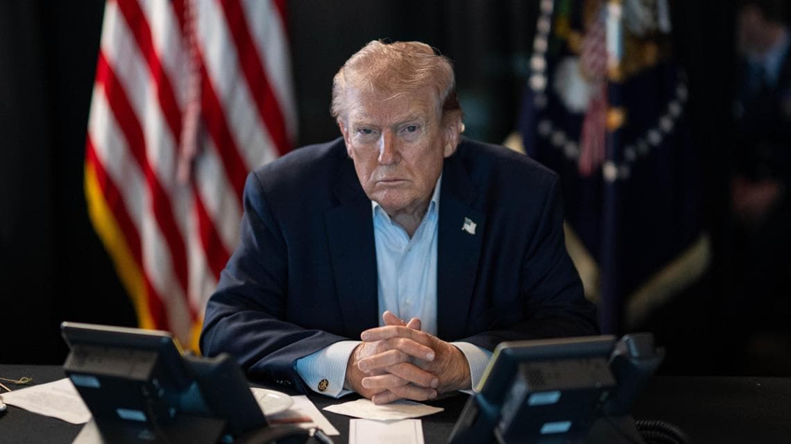 Il presidente degli Stati Uniti, Donald Trump, seduto a un tavolo mentre monitora le operazioni militari durante l'operazione Epic Fury contro l'Iran.