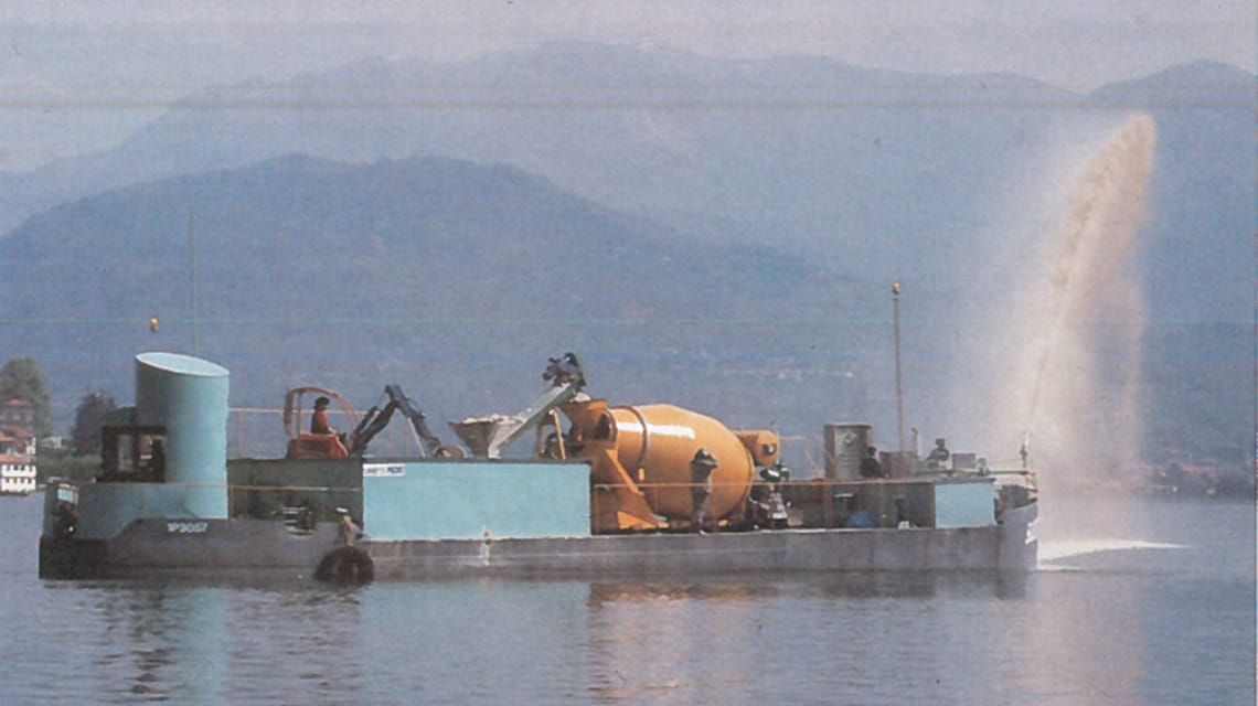 La tecnica del "liming" adottata per ripulire le acque del lago