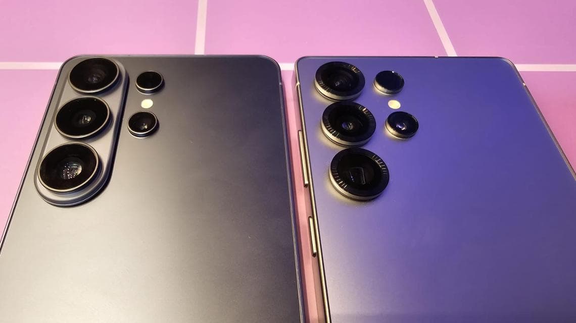 Il Galaxy S26 Ultra (a sinistra) e il Galaxy S25 Ultra a confronto