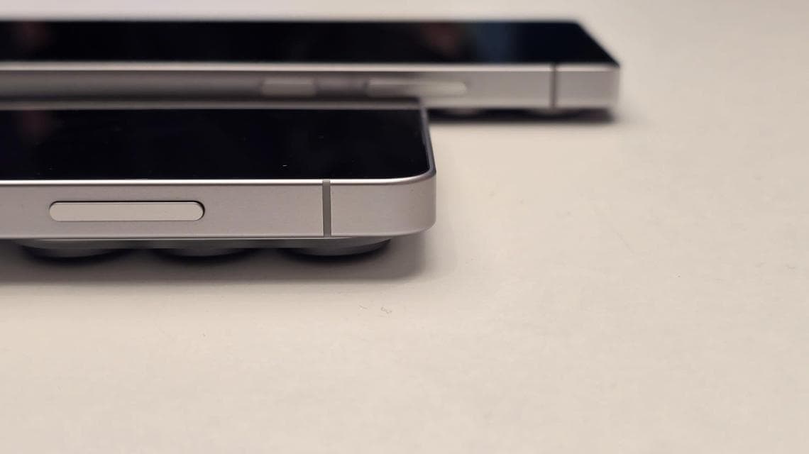 Il Galaxy S26 Ultra (in primo piano) e il Galaxy S25 Ultra a confronto: la sporgenza delle fotocamere del nuovo modello è più pronunciata