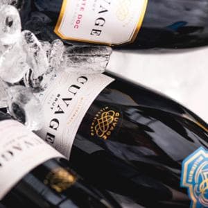 Cuvage, l’eleganza piemontese del metodo classico tra Alta Langa e Moscato d’Asti