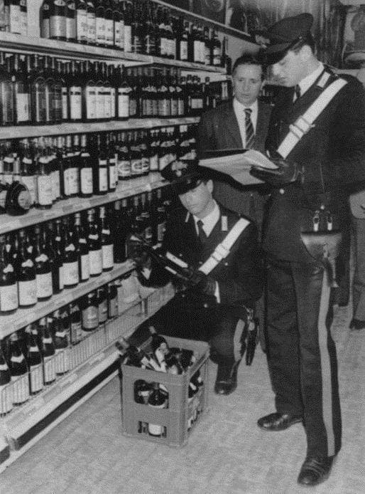 Un'immagine simbolo del 1986: i Nas sequestrano vini nei supermercati (Ansa)