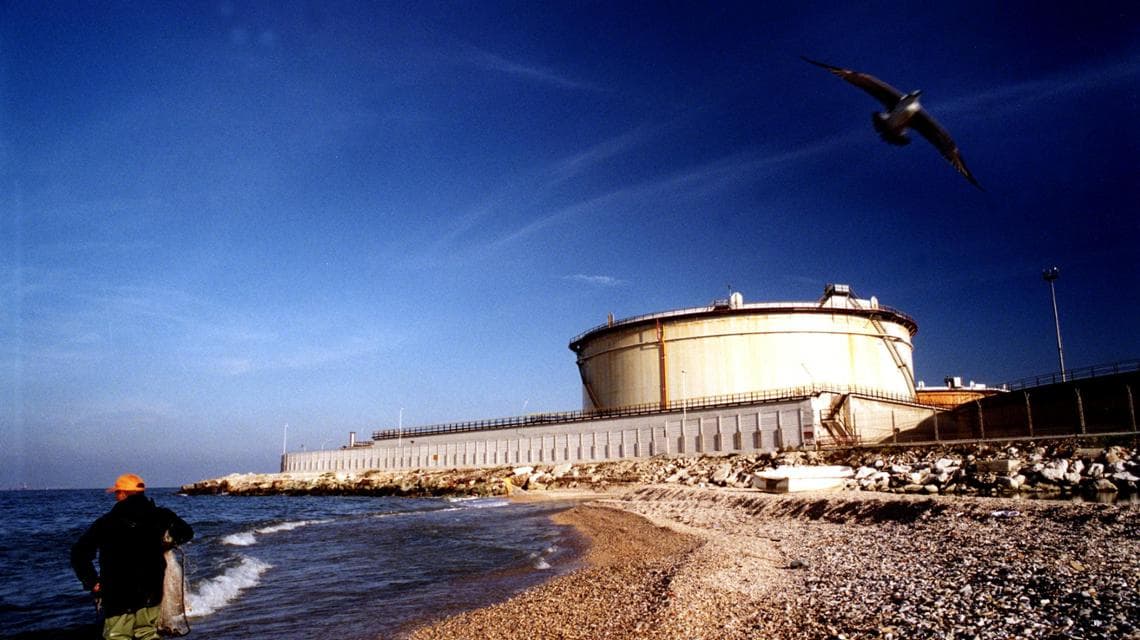 Gli impianti dello stabilimento industriale si affacciano sul mare