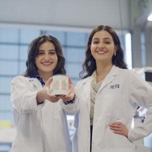 Fast fashion, la nuova scommessa green dei grandi marchi: abiti biodegradabili dalla CO2