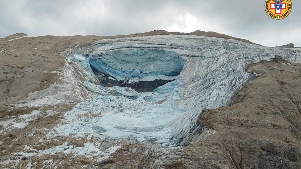 Le conseguenze drammatiche del cambiamento climatico visibili sul ghiacciaio della Marmolada