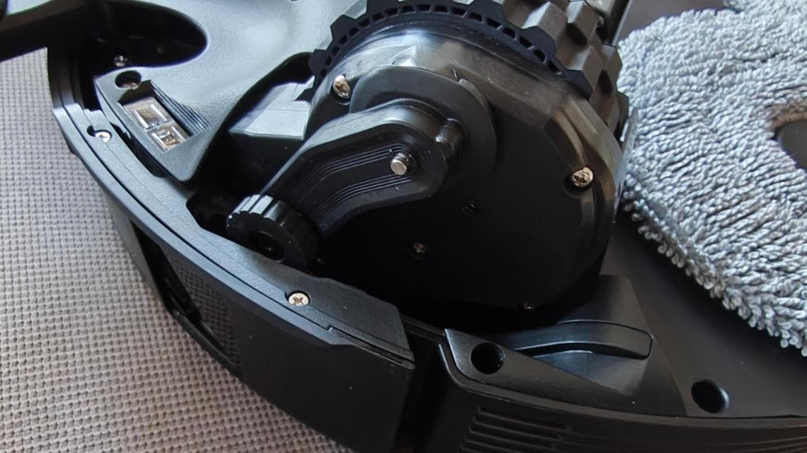 Il piccolo braccetto con ruotino che il robot impiega per sollevarsi e scalare le soglie alte fino a 8,8 cm