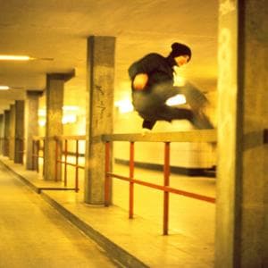 Gençlik şiddetindeki patlamayla (aynı zamanda) daha az internet ve daha fazla paylaşılan deneyimle mücadele ediliyor